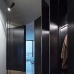 Eine dunkle Stahl-Trennwand spielt eine wichtige Rolle beim Konzept von Architekt Petr Janda für das Penthouse in Prag.