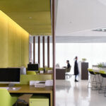 Ein Zentrum für IT-Unternehmen und Influencer: Das Show Office. Realisiert und konzipiert wurden die Büroräumlichkeiten von Ippolito Fleitz.