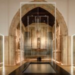 Spaceworkers schaffen es, eine historische Kirche in Portugal zu einem Ausstellungsraum umzugestalten, ohne mit dem Bestand zu konkurrieren.