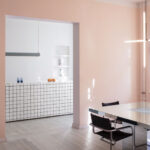 Für die Renovierung einer Wohnung entwickelte das Studio Fundbüro Design ein individuelles, farbenfrohes und kontrastreiches Konzept.
