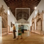 Spaceworkers schaffen es, eine historische Kirche in Portugal zu einem Ausstellungsraum umzugestalten, ohne mit dem Bestand zu konkurrieren.