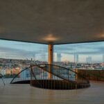 Eine dunkle Stahl-Trennwand spielt eine wichtige Rolle beim Konzept von Architekt Petr Janda für das Penthouse in Prag.