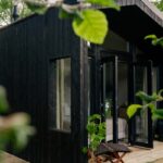 Mitten in den Wäldern der Veluwe in den Niederlanden baute die Interior Fotografin Muk van Lil mit ihrem Partner Nick ein Tiny House: Mori.