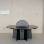 Das Büro Design for Human Nature von Arne Schultchen entwarf das modulare Büromöbel ‚Scope‘. Es ist Tisch, Bank, Regal und Wand in einem.