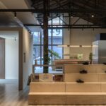 Fon Studio gestalten Ladenräume für das Label Alumni in einem Industriegebäude mit hohen Räumen in Chengdu in China.