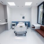 Eigene Bäder, fugenlose Nachttische, Desinfektionsmittelspender: So könnte das Patientenzimmer der Zukunft aussehen.