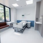 Eigene Bäder, fugenlose Nachttische, Desinfektionsmittelspender: So könnte das Patientenzimmer der Zukunft aussehen.