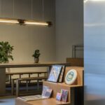 Fon Studio gestalten Ladenräume für das Label Alumni in einem Industriegebäude mit hohen Räumen in Chengdu in China.