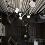 Ein Interior ganz in Schwarz realisierte das kanadische Kollektiv Bolitomino Studio in Quebec mit dem Projekt Maison Noire.