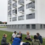 In der Publikation 'Next to Bauhaus' von Natascha Meuser werden wesentliche Aspekte der Architekturlehre abgedeckt.