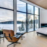 Eine riesige Fensterfront gibt bei diesem Wohnhaus in Kanada von SGD A - Architecture + Design den Blick frei auf die umliegende Landschaft.