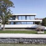 F2 Architekten und Innenarchitektur Steininger realisieren am Attersee eine Villa aus hauptsächlich einem Material - innen wie außen.