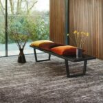 Egal, ob Teppichböden, abgepasste Teppiche, Vinylbeläge oder Holzdielen – die natürliche Qualität oder Anmutung stehen hoch im Kurs.