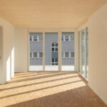 Das Basler Architekturbüro Engler Architekten setzt einem eingeschoßigen Garagenbau ein Wohngebäude in Holzbauweise auf.