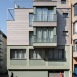 Das Basler Architekturbüro Engler Architekten setzt einem eingeschoßigen Garagenbau ein Wohngebäude in Holzbauweise auf.