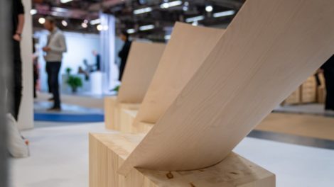 Holzmöbel auf der Stockholmer Möbelmesse