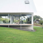 Einfamilienhaus mit transparentem Erdgeschoss