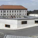 Landratsamt Neustadt mit Sichtbetonwand