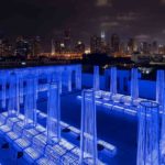 Rooftop Club NYX in Shanghai mit fluoreszierenden Säulen
