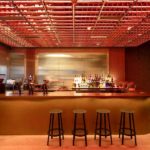 Bar mit Bronze-Theke im Restaurant Momenti in Shanghai