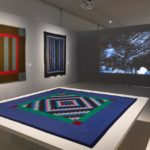 Kunstausstellung mit Videoinstallation und historischen Quilts