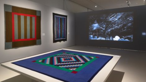 Kunstausstellung mit Videoinstallation und historischen Quilts