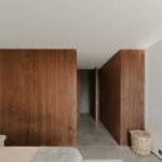 Der portugiesische Architekt Gonçalo Bonniz verwendete beim Haus FdP in Alto Alentejo, langlebiges Holz, das die Farbe der Umgebung annimmt.