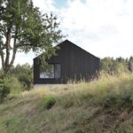 Steinbauer Architektur und Kaltenbacher Architektur entwickeln den schlichten Neubau inmitten der Natur. Viel Holz kommt zum Einsatz.