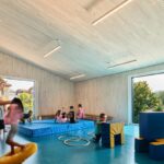 Ernesto Preiser und sein Team brachten eine sechsgruppige Kindertagesstätte in fünf spielerisch aneinandergereihten Einzelhäuschen unter.