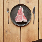 Stück Fleisch auf einem Teller, Komplits, Steak Restaurant, Bulle