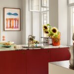 Im der Wohnung von Céline Hallas besticht die Küche durch einen mutigen Materialmix und das starke, kühne Rot der Linoleum-Küchenfronten.