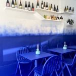 Studio Flodeau lässt ein monochromes Farberlebnis im Restaurant Rafales in Royan entstehen. Kobaltblau für Möbel und die Wand. Ton in Ton.
