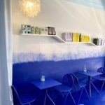 Studio Flodeau lässt ein monochromes Farberlebnis im Restaurant Rafales in Royan entstehen. Kobaltblau für Möbel und die Wand. Ton in Ton.