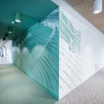 Die Klebebande hat für ein Forschungs- und Entwicklungszentrum in Cyber Valley Tübingen ein Gesamtkonzept für die Wandgestaltung entwickelt.