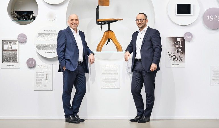 Die Sedus Vorstände Daniel Kittner (Technik) und Cornel Spohn (Finanzen) im firmeneigenen Museum. Foto: Sedus Stoll