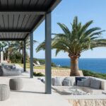 An Mallorcas Südostküste liegt in der Klippenlandschaft die Villa D8. Terazza Balear entwarf farblich homogene, von Licht durchflutete Räume.