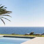 An Mallorcas Südostküste liegt in der Klippenlandschaft die Villa D8. Terazza Balear entwarf farblich homogene, von Licht durchflutete Räume.