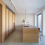 Die Neugestaltung eines Privathauses in Tel Aviv ist ein gemeinsames Projekt von Henkin-Shavit Studio und Giuseppe Gurrieri Studio.