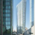Der 2020 fertiggestellte Wolkenkratzer La Tour Alto im Pariser Stadtvierteil La Défense ist ein 160 Meter hoher Bürobau von IF Architects & SRA Architects.