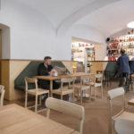 Gastraum in modernem Wiener Kaffeehaus