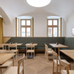 Gastraum in modernem Wiener Kaffeehaus Kandl