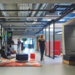 Die neu konzipierte, flexible Arbeitswelt von Blocher Partners für One Roof Metzingen verbindet drei Baukörper und 14 Abteilungen.