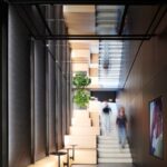 Die neu konzipierte, flexible Arbeitswelt von Blocher Partners für One Roof Metzingen verbindet drei Baukörper und 14 Abteilungen.