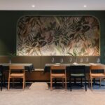 Natur, Wald und frisches Grün ist die Leitidee von buerohauser beim Umbau des Restaurants und Seminarbereichs des Hotels Erikson.