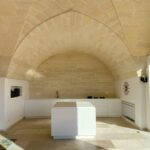 Die offene, helle Küche für ein Haus in Süditalien stammt aus der Feder von Pirkelmann + Schmidt aus München. Das Material: Himacs.