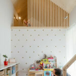 Studio Klar entwarf für eine vierköpfige Familie ein Haus. Die Architektur integriert eine separate Einheit für die Großeltern.