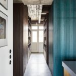 Aus einer großen Prager Wohnung mit mehreren Zimmern schuf die Architektin Markéta Bromová ein Apartment mit offenem Charakter.