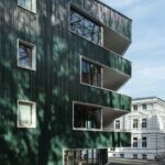 Die Neubauten ‚Romeo und Julia‘ von Peter Schmitz legen das Wohnen im Grünen mit ihren schimmernden Keramikhüllen neu aus.