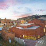 In der spanischen Provinz haben Magén Arquitectos einen beeindruckenden Theaterbau realisiert, der alle Erwartungen erfüllt.