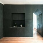Im Mailänder Viertel Navigli entwarf das Atelier Architettura Chinello Morandi AACM auf 28 m² Fläche ein Appartement mit Küchenzeile.